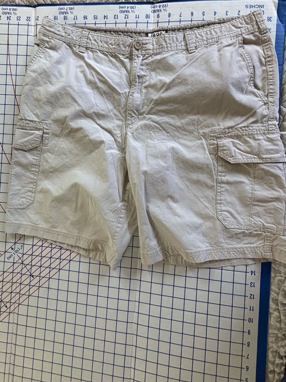 Izod Men's Light Khaki Flat Front Cargo Shorts 100% Cotton 2026 Trend